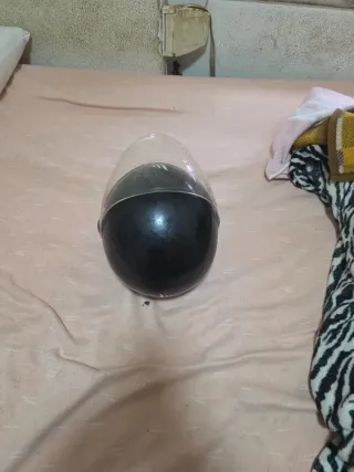 Casco negro con visera