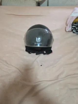 Casco negro con visera