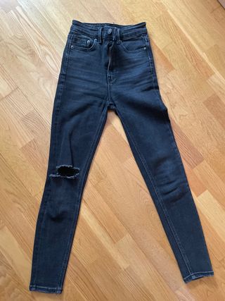 Pantalones vaqueros Stradivarius negros rotos T32
