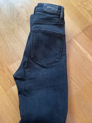 Pantalones vaqueros Stradivarius negros rotos T32