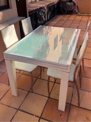 Mesa de comedor extensible con 4 sillas