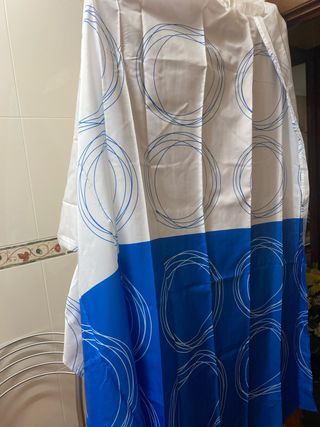 Cortina de ducha azul y blanca