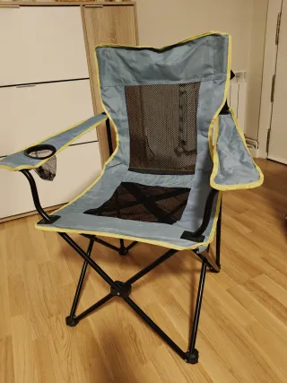 Silla de camping plegable gris y amarilla