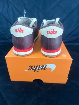 Nike Cortez Morado y Rojo