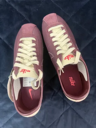 Nike Cortez Morado y Rojo