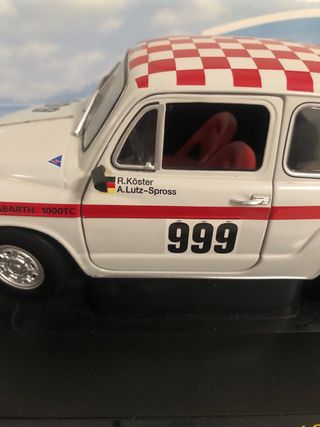 Coche FIAT 600 1:18 Revell