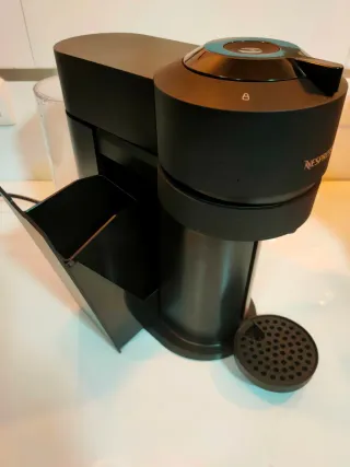 Cafetera Nespresso Vertuo next Negra