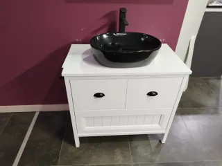 Mueble baño con lavabo negro y espejo