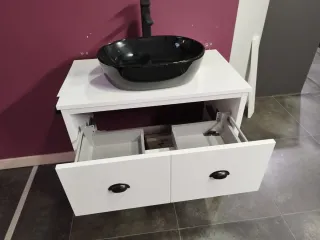 Mueble baño con lavabo negro y espejo