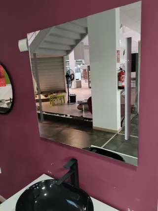 Mueble baño con lavabo negro y espejo