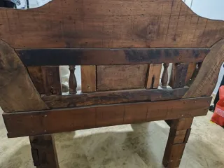 Sillón de madera antiguo con cojines a medida
