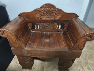 Sillón de madera antiguo con cojines a medida