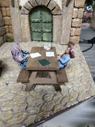 Figuras Niños Sentados en Mesa