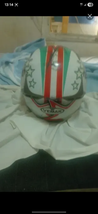 Casco de moto con diseño de estrella