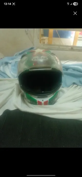 Casco de moto con diseño de estrella