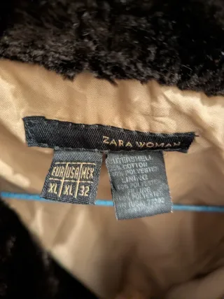 Gabardina beige con cuello de pelo negro