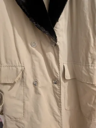 Gabardina beige con cuello de pelo negro