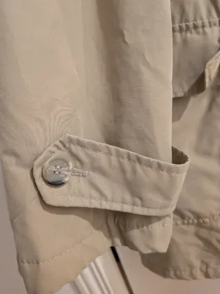 Gabardina beige con cuello de pelo negro