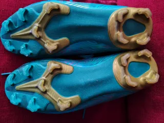 Botas fútbol. Marca TRNL. Verdes. Talla 39-40