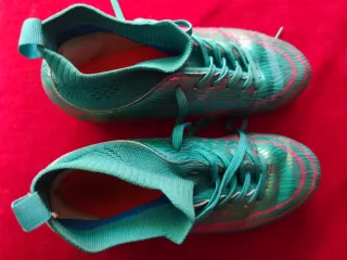 Botas fútbol. Marca TRNL. Verdes. Talla 39-40