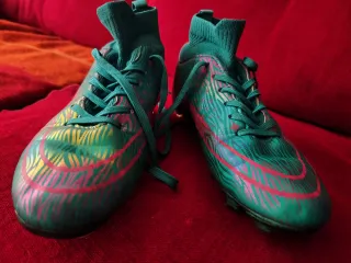 Botas fútbol. Marca TRNL. Verdes. Talla 39-40