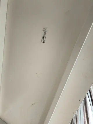 Escritorio blanco de madera