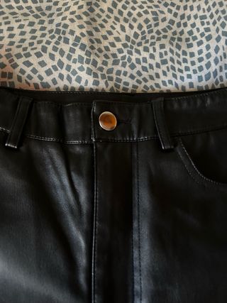 Pantalón de cuero negro mujer