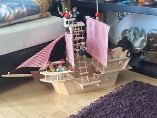 Barco de madera para jugar