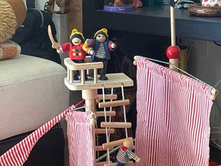 Barco de madera para jugar