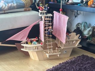Barco de madera para jugar