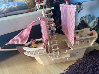 Barco de madera para jugar