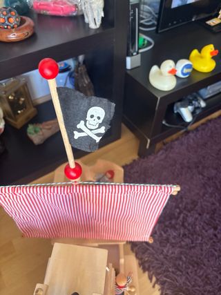 Barco de madera para jugar