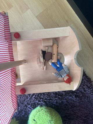 Barco de madera para jugar