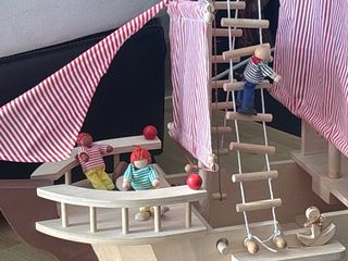 Barco de madera para jugar