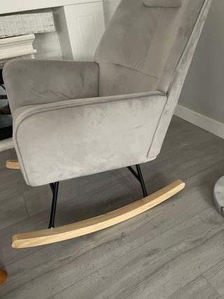 Mecedora gris de terciopelo y madera