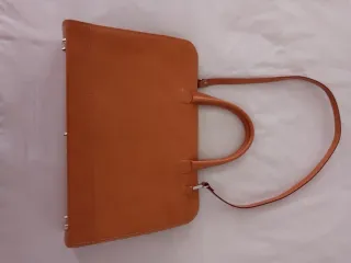Cartera de documentos de piel camel.