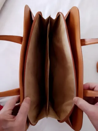 Cartera de documentos de piel camel.