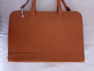 Cartera de documentos de piel camel.