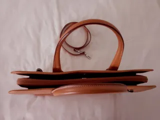 Cartera de documentos de piel camel.