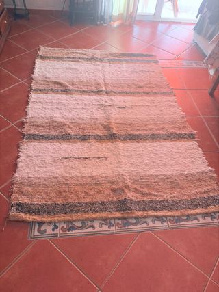 Alfombra tipo jarapa beige y marrón