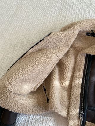 Cazadora Zara efecto piel con borrego