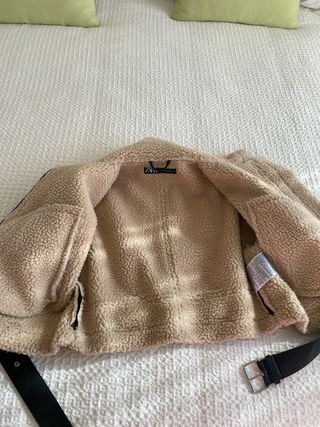 Cazadora Zara efecto piel con borrego