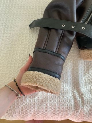 Cazadora Zara efecto piel con borrego
