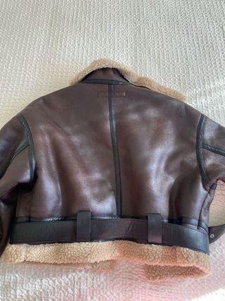 Cazadora Zara efecto piel con borrego