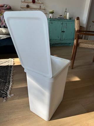 Cubo de basura blanco
