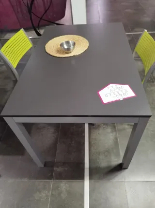 Mesa y 2 sillas metálicas