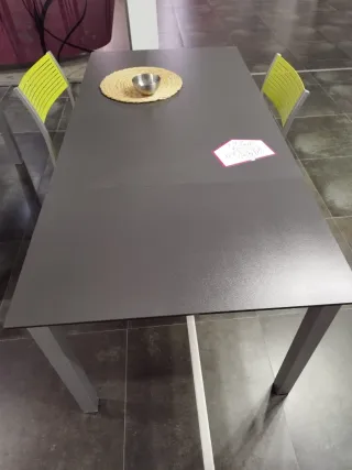 Mesa y 2 sillas metálicas