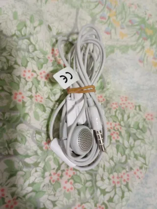 Huawei Ascend G7 Bianco. Con custodia e auricolari.