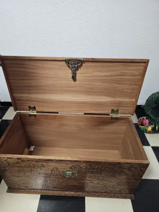Cofre de madera tallado