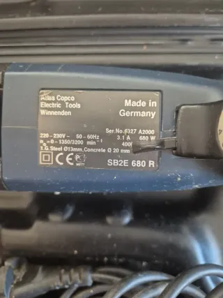 Taladro atornillador y percutor marca AEG